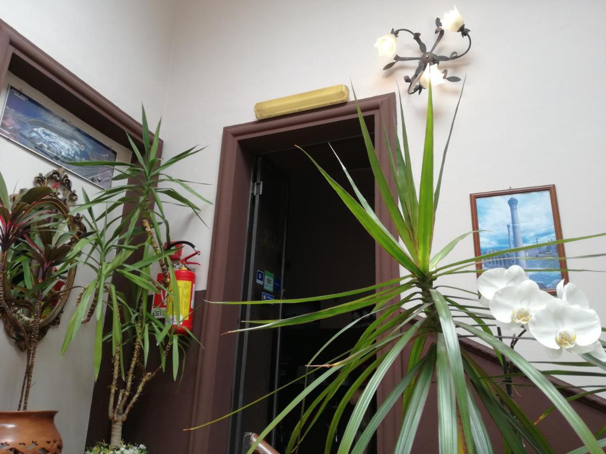 比斯卡里酒店 卡塔尼亚 外观 照片